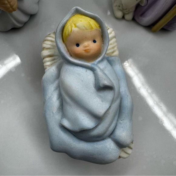 Avon Heavenly Blessings Nativity Collection The Holy Family 1986 - Picture 3 of 10